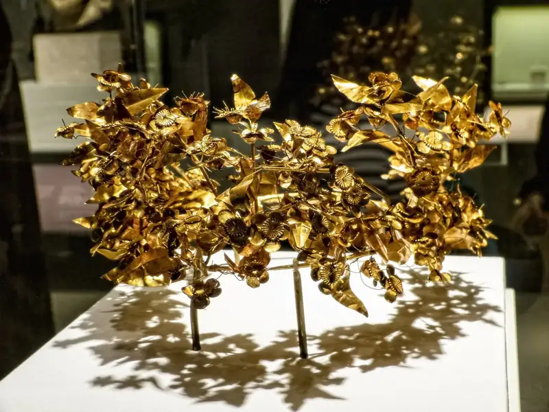 The golden wreath of Queen Meda from the tomb of Philip II